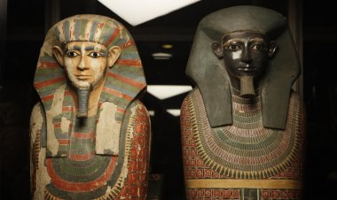 Tayangan Video Arkeolog Di Mesir Berhasil  Membuka Peti Mati Mumi Berusia 2.500 Tahun